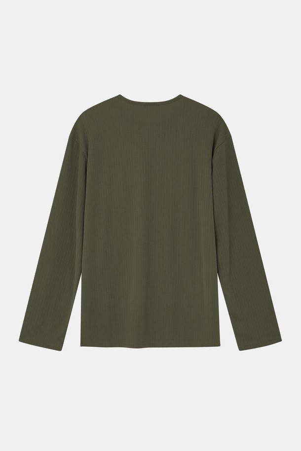 봄/가을 헨리넥 긴팔 티셔츠 CNIT102는 베이직하고 캐주얼한 스타일의 남녀 공용 티셔츠입니다. 카키와 올리브 두 가지 색상으로 출시되었으며, 헨리넥 디자인과 버튼 디테일이 특징입니다. 면 소재로 제작되어 부드러운 촉감을 제공하며, 레귤러 핏과 긴 소매 기장으로 편안하게 착용할 수 있습니다. 일상복은 물론, 출근룩으로도 활용하기 좋은 아이템입니다.
