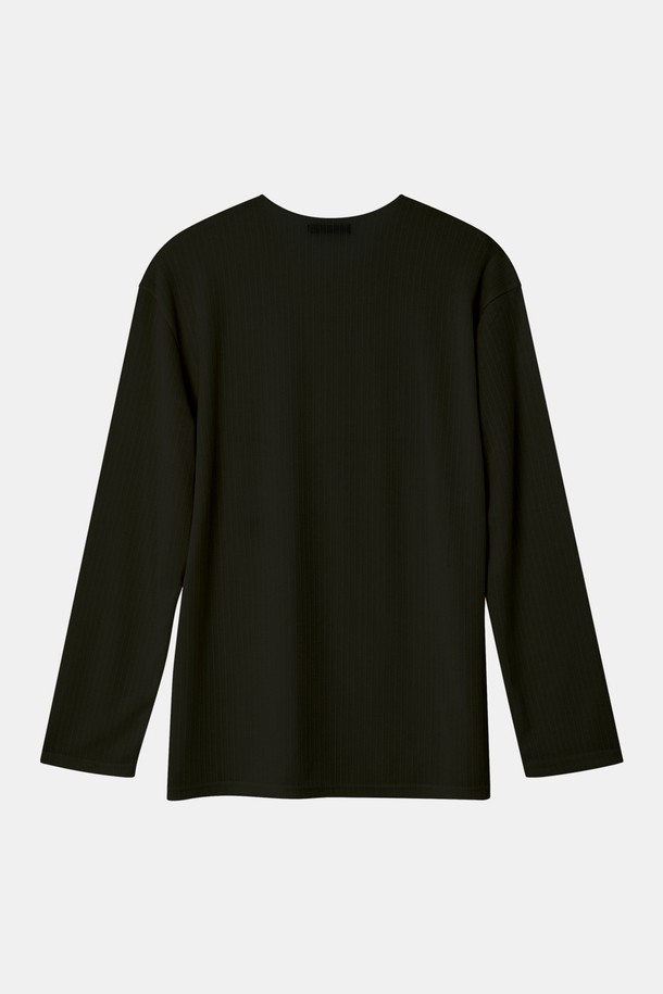 **봄가을 브이넥 긴팔 티셔츠 CNIT103**

베이직한 스타일의 블랙 색상 브이넥 긴팔 티셔츠입니다. 봄, 가을 간절기에 활용하기 좋으며, 레귤러 핏으로 제작되어 편안한 착용감을 제공합니다. 출근룩이나 비즈니스 캐주얼에 적합하며, 미니멀, 클래식, 캐주얼 등 다양한 스타일 연출이 가능합니다. 무지 디자인으로 어떤 하의와도 쉽게 매치할 수 있어 활용도가 높습니다.

