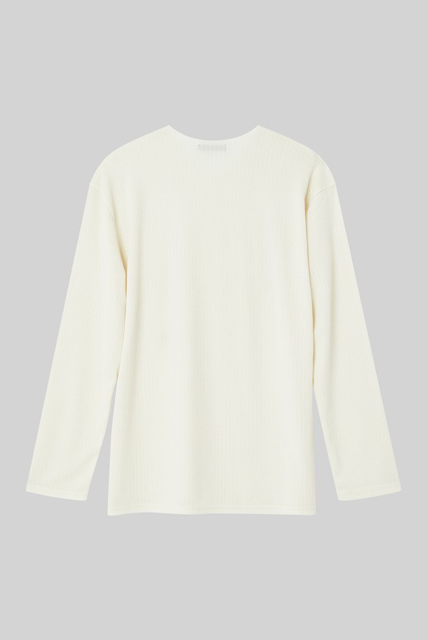 아이보리, 화이트 색상으로 출시된 봄, 가을용 브이넥 긴팔 티셔츠 CNIT103입니다. 베이직한 스타일의 레귤러핏 티셔츠로, 미니멀, 클래식, 캐주얼 룩 연출에 적합합니다. 긴 소매 기장과 무지 패턴으로 디자인되어 어떤 하의와도 쉽게 매치할 수 있습니다. 일상생활에서 편안하게 착용하기 좋은 아이템입니다.
