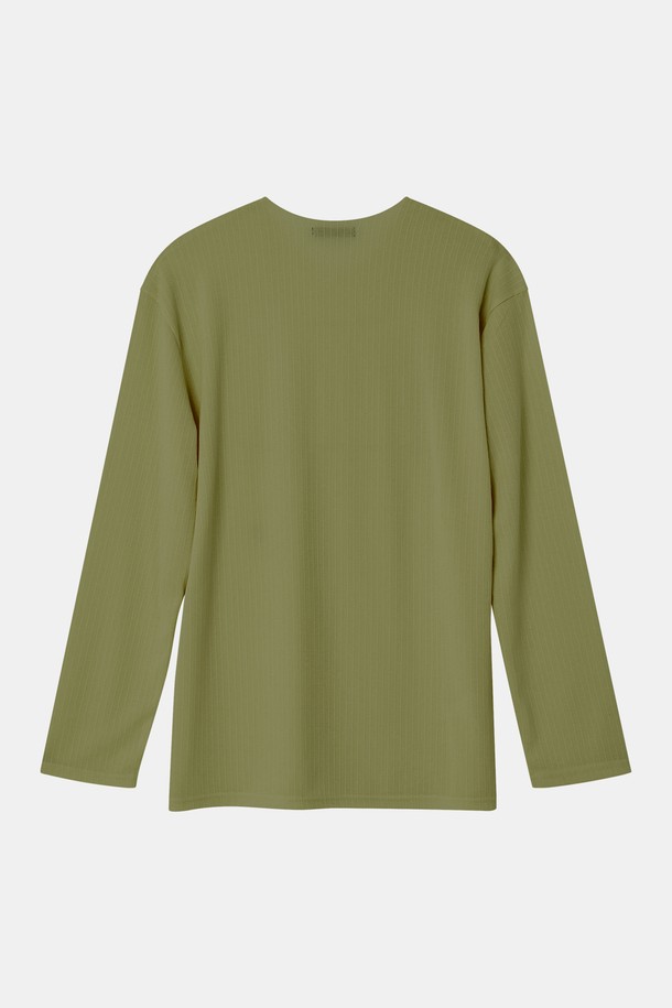 카키와 올리브 두 가지 색상으로 선보이는 봄/가을용 브이넥 긴팔 티셔츠 CNIT103입니다. 부드러운 면 소재로 제작되어 편안한 착용감을 선사하며, 레귤러핏으로 제작되어 베이직하면서도 캐주얼한 스타일을 연출합니다. 얇은 두께감으로 간절기에 적합하며, 산책룩, 캐주얼, 미니멀, 클래식 스타일을 즐겨 입는 여성분들께 추천합니다. 무지 디자인에 긴 소매로 다양한 룩에 활용하기 좋으며, 일상생활에서 편안하게 착용할 수 있습니다.
