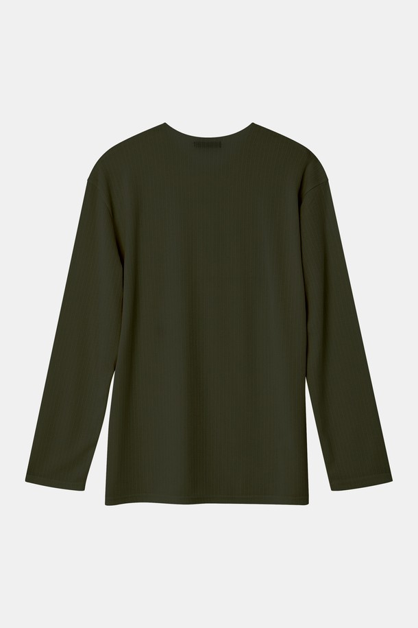 본 상품은 봄, 가을에 어울리는 브이넥 긴팔 티셔츠 CNIT103입니다. 베이직 스타일로 미니멀, 클래식, 캐주얼 룩을 연출하기 좋습니다. 레귤러핏으로 제작되었으며, 카키와 올리브 두 가지 색상으로 제공됩니다. 무지 디자인의 긴소매 티셔츠로, 일상생활에서 편안하게 착용할 수 있습니다.
