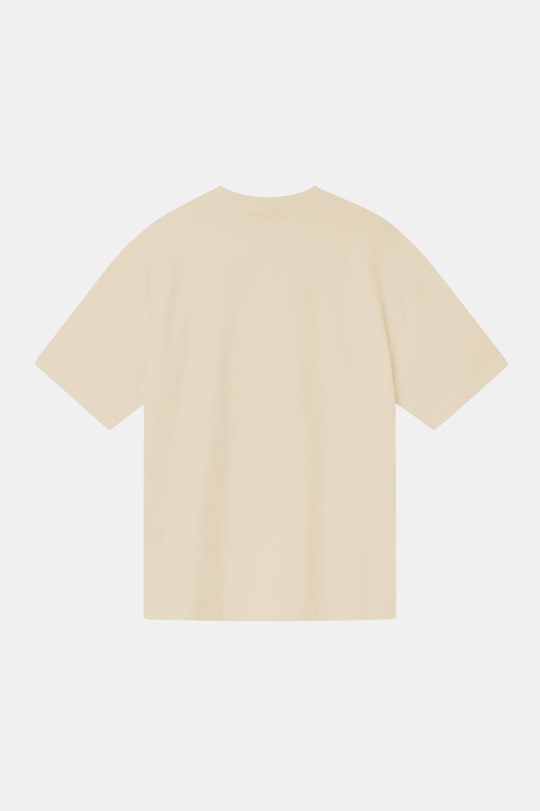 루즈핏 수피마 코튼 반팔 티셔츠 CSTEE103는 부드러운 촉감이 특징인 수피마 코튼 원단을 사용하여 제작되었습니다. 베이직하고 캐주얼한 스타일로, 봄, 여름철 일상에서 편안하게 착용하기 좋습니다. 라운드넥 디자인에 얇은 두께감으로 시원하게 입을 수 있으며, 넉넉한 루즈핏으로 활동성을 높였습니다. 산책룩, 집콕룩 등 다양한 TPO에 활용 가능하며, 미니멀, 캐주얼, 클래식 스타일을 연출하기 좋습니다. 베이지, 아이보리 두 가지 색상으로 출시되었습니다.
