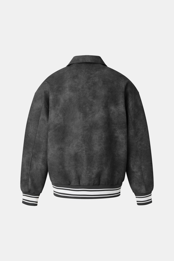 봄, 가을에 어울리는 오버핏 밴딩 에코레더 점퍼 CJP110입니다. 부드러운 촉감의 에코레더(인조가죽) 소재로 제작되었으며, 캐주얼하고 미니멀한 스타일을 연출하기 좋습니다. 블랙 컬러의 무지 디자인으로 어떤 옷에도 쉽게 매치할 수 있으며, 립 디테일과 밴딩 처리로 편안한 착용감을 제공합니다. 집업 스타일의 레귤러 기장으로, 일상생활에서 폭넓게 활용할 수 있는 아이템입니다.
