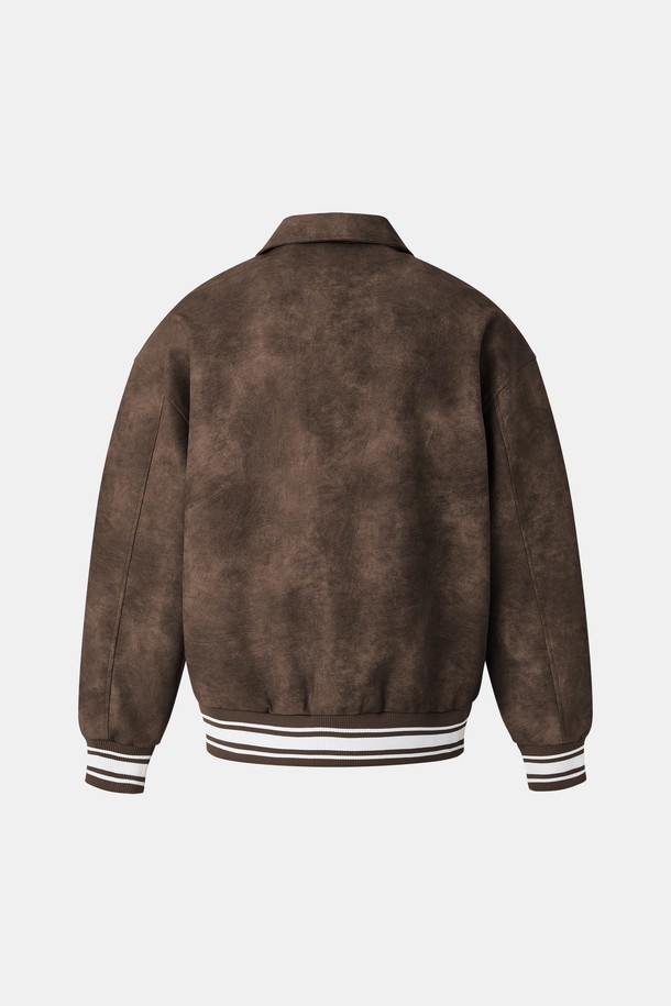 세련된 디자인의 봄/가을 오버핏 밴딩 에코레더 점퍼 CJP110을 소개합니다. 부드러운 촉감의 에코레더 소재로 제작되어 편안한 착용감을 선사하며, 무지 디자인과 브라운 컬러가 어떤 옷에도 잘 어울립니다. 캐주얼 스타일을 완성하는 크롭 기장과 집업 여밈 방식, 오버핏으로 트렌디함을 더했습니다. 소매 립 디테일과 밴딩 마감으로 활동성을 높였으며, 간절기 멋스러운 데일리룩을 연출하기에 좋습니다.
