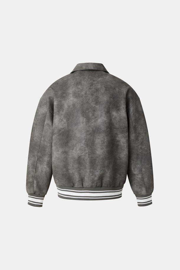 봄, 가을에 어울리는 오버핏 밴딩 에코레더 점퍼 CJP110입니다. 부드러운 촉감의 에코레더(합성가죽) 소재로 제작되었으며, 캐주얼한 무드의 그레이 컬러 무지 디자인입니다. 넉넉한 오버핏으로 편안한 착용감을 선사하며, 밴딩 및 스트라이프 립 디테일이 특징입니다. 데이트룩, 모임룩, 미니멀, 시크, 캐주얼 스타일 모두 소화 가능한 활용도 높은 아이템입니다. 긴 소매 기장의 집업 스타일 점퍼로 간절기 스타일링에 제격입니다.
