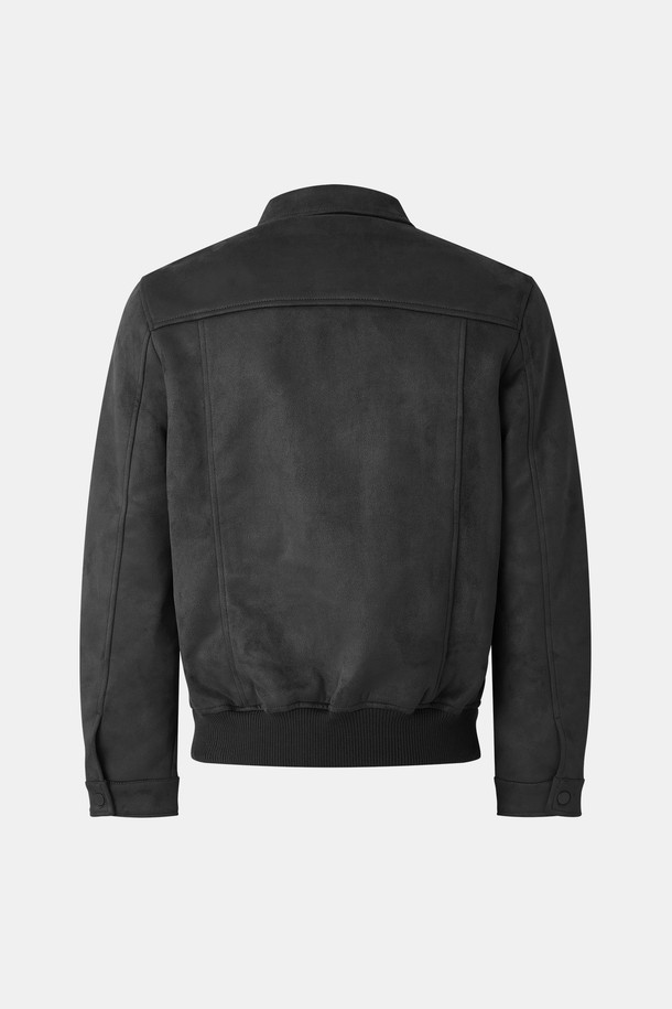 **봄 가을 카라넥 버튼 스웨이드 재킷 CJP111**

부드러운 촉감의 스웨이드 소재로 제작되어 봄, 가을 간절기에 활용하기 좋은 블랙 컬러의 캐주얼 자켓입니다. 카라넥 디자인과 레귤러핏으로 제작되었으며, 버튼 여밈 방식으로 편안하게 착용할 수 있습니다. 일상복뿐만 아니라 출근룩, 모임룩 등 다양한 TPO에 활용하기 좋습니다. 베이직하고 미니멀한 스타일로, 어떤 옷에도 쉽게 매치하여 클래식한 무드를 연출할 수 있습니다. 긴 소매 기장과 중간 두께감으로 간절기부터 초겨울까지 폭넓게 활용 가능합니다.
