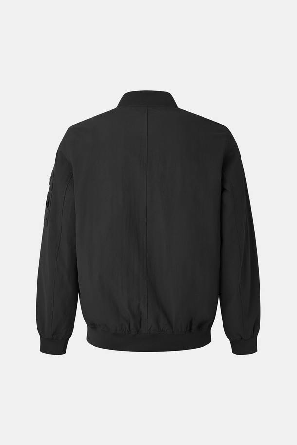 봄, 가을에 가볍게 걸치기 좋은 'CJP117' 블랙 컬러의 공용 바람막이 점퍼입니다. 캐주얼, 미니멀, 스포티한 스타일을 연출하기 좋으며, 일상, 여행, 산책 등 다양한 TPO에 활용할 수 있습니다. 얇고 부드러운 나일론 소재로 제작되어 편안한 착용감을 선사하며, 레귤러 핏과 긴 소매 기장으로 활동성을 높였습니다. 무지 디자인에 집업 스타일, 포켓 디테일이 더해져 실용성을 더했으며, 방풍 기능을 갖춰 간절기 날씨 변화에 유연하게 대응할 수 있습니다.
