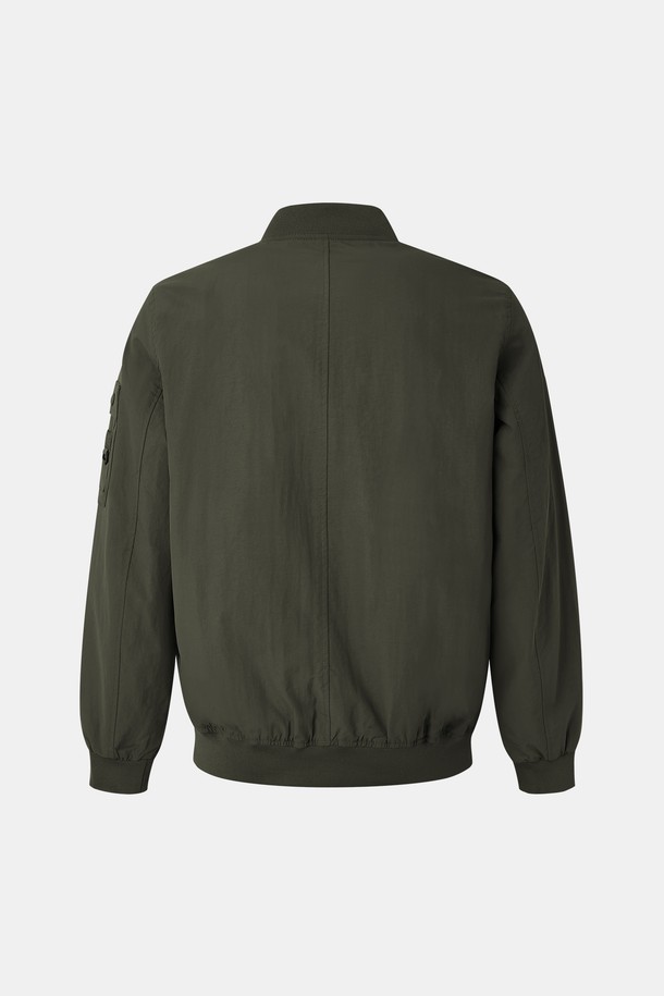 봄, 가을에 어울리는 슬리브 포켓 바람막이 점퍼 CJP117입니다. 가볍고 부드러운 나일론 소재로 제작되어 편안한 착용감을 선사합니다. 카키 색상에 무지 디자인으로 어떤 스타일에도 쉽게 매치할 수 있으며, 일상에서 캐주얼하고 베이직한 무드를 연출합니다. 레귤러 핏에 긴 소매 기장으로 활동성을 높였으며, 집업 방식으로 간편하게 착용 가능합니다. 실용적인 포켓 디테일이 더해져 수납성을 더했습니다.
