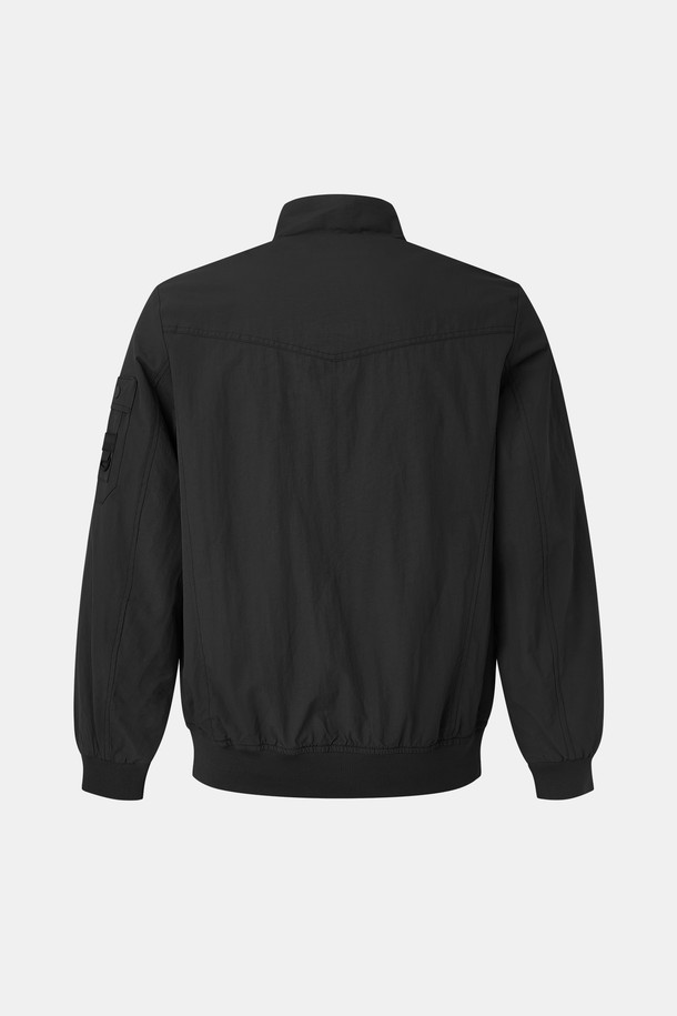 봄, 가을에 어울리는 미들넥 디자인의 블랙 컬러 블루종 점퍼입니다. 캐주얼한 스타일로 일상에서 편안하게 착용하기 좋으며, 무지 디자인으로 어떤 옷에도 쉽게 매치할 수 있습니다. 얇은 두께감으로 간절기에 가볍게 걸치기 좋고, 넉넉한 빅 포켓 디테일이 실용성을 더합니다. 긴 소매 기장과 레귤러핏으로 제작되어 편안한 착용감을 제공합니다.
