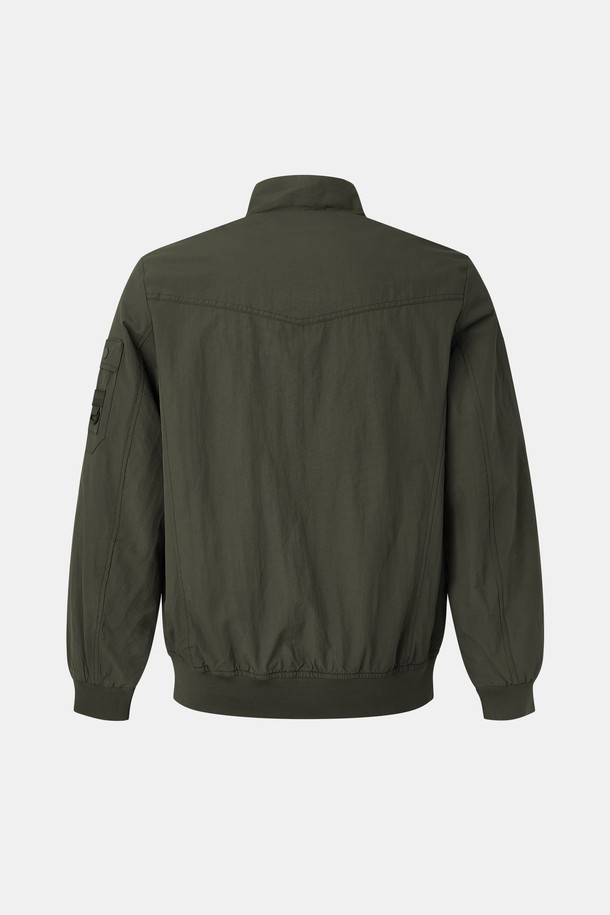 봄, 가을 간절기에 활용하기 좋은 미들넥 빅포켓 블루종 점퍼 CJP118입니다. 캐주얼하고 베이직한 스타일로, 데일리룩은 물론 출근룩까지 폭넓게 소화 가능합니다. 카키와 올리브 두 가지 색상으로 출시되어, 취향에 맞는 색상을 선택하여 연출할 수 있습니다. 중간 두께감으로 간절기 날씨에 적합하며, 넉넉한 레귤러핏으로 편안한 착용감을 선사합니다. 집업 스타일과 긴 소매, 빅포켓 디테일이 돋보이는 디자인입니다.
