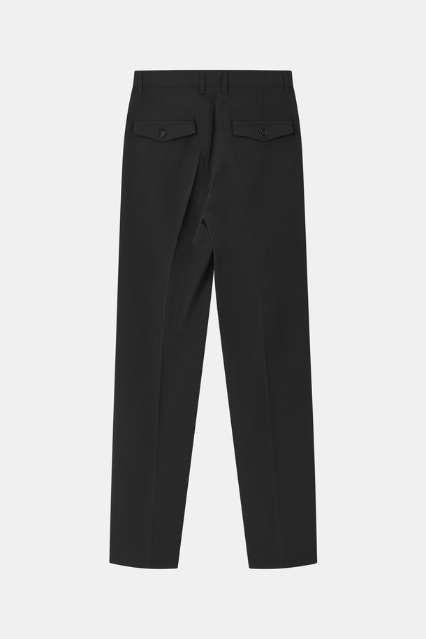 봄, 가을에 어울리는 '스판 밴딩 원턱 슬랙스 팬츠 CPT118'입니다. 부드러운 촉감과 레귤러핏으로 편안한 착용감을 선사하며, 베이직하고 클래식한 스타일을 연출합니다. 얇은 두께감의 블랙 컬러 무지 디자인으로, 오피스룩, 비즈니스 캐주얼, 출근룩 등 다양한 TPO에 활용하기 좋습니다. 밴딩 처리와 원턱 디테일이 편안함과 활동성을 더하며, 미니멀한 스타일을 완성합니다.
