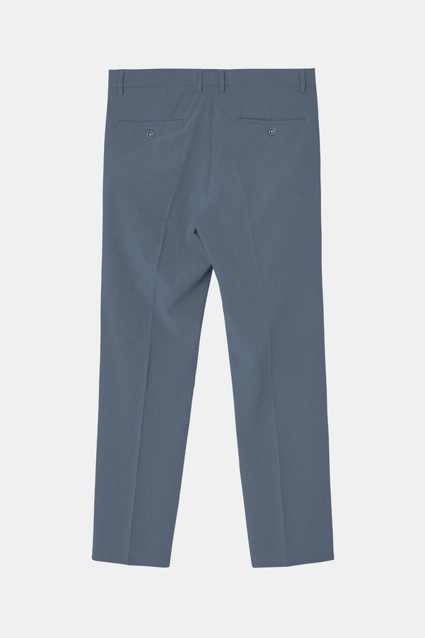 "아이스 스판 밴딩 슬랙스 CPT122"는 남성용 슬림핏 슬랙스로, 시원한 아이스 소재와 스판덱스 혼방으로 제작되어 부드러운 촉감을 선사합니다. 봄, 여름 시즌에 적합하며, 베이직하고 미니멀한 스타일을 연출하기 좋습니다. 허리 밴딩 처리로 편안한 착용감을 제공하며, 출근룩이나 비즈니스 캐주얼에 활용하기 좋습니다. 그레이 컬러의 무지 디자인으로 다양한 상의와 손쉽게 매치할 수 있으며, 미니멀, 클래식, 캐주얼 스타일을 모두 소화 가능합니다. 긴 기장으로 다리가 길어 보이는 효과를 줍니다.
