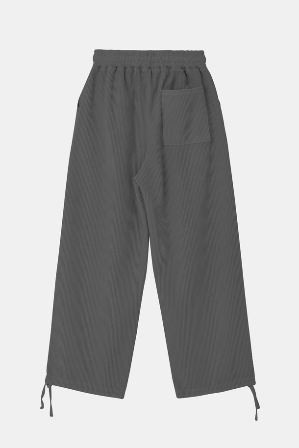 하이 퀄리티 와플 밴딩 밴츠 CPT125는 편안함과 스타일을 동시에 만족시키는 반바지입니다. 부드러운 면 소재에 와플 패턴을 적용하여 시원하고 산뜻한 착용감을 선사하며, 루즈핏 디자인으로 활동성을 높였습니다. 밴딩 디테일로 편안한 착용감을 제공하며, 집콕룩, 산책룩, 휴가룩 등 다양한 TPO에 활용 가능합니다. 캐주얼하고 미니멀한 스타일을 즐기는 분들께 추천하는 여름철 필수 아이템입니다. 그레이 컬러로 어떤 상의와도 쉽게 매치할 수 있어 활용도가 높습니다.
