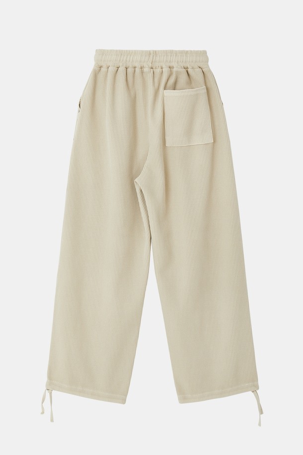 하이퀄리티 와플 밴딩 밴츠 CPT125는 편안한 착용감과 스타일리시함을 동시에 만족시키는 반바지입니다. 부드러운 면 소재로 제작되어 얇고 가벼워 봄, 여름철 데일리룩으로 제격입니다. 와플 패턴과 루즈핏 디자인은 캐주얼하면서도 베이직한 무드를 연출하며, 허리 밴딩과 스트링으로 편안한 착용감을 선사합니다. 여행룩, 휴가룩, 미니멀 스타일을 즐겨 입는 분들께 추천하는 아이템입니다. 베이직한 컬러인 베이지 색상으로 어떤 상의와도 쉽게 매치할 수 있습니다.
