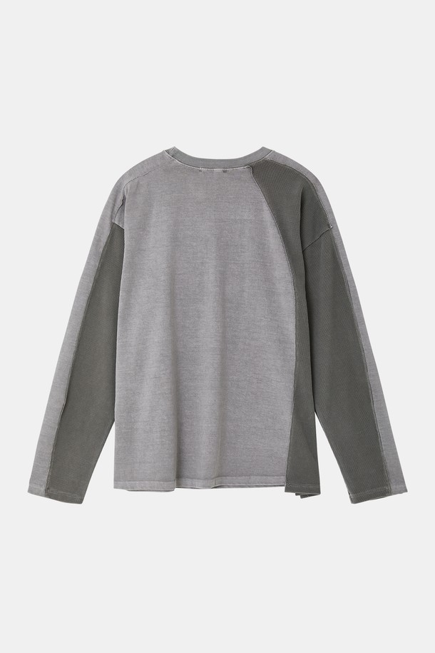 언밸런스 피그먼트 와플 긴팔 티셔츠 CTEE112는 캐주얼과 미니멀 스타일을 선호하는 분들을 위한 데일리 아이템입니다. 부드러운 면 소재에 얇은 두께감으로 편안한 착용감을 선사하며, 봄, 가을 간절기에 활용하기 좋습니다. 릴랙스 핏과 라운드넥 디자인으로 편안함을 더하고, 언밸런스 디자인과 피그먼트 워싱으로 은은한 포인트를 주었습니다. 그레이 컬러의 와플 패턴 긴팔 티셔츠로, 다양한 하의와 매치하여 스타일리시한 룩을 연출해보세요.
