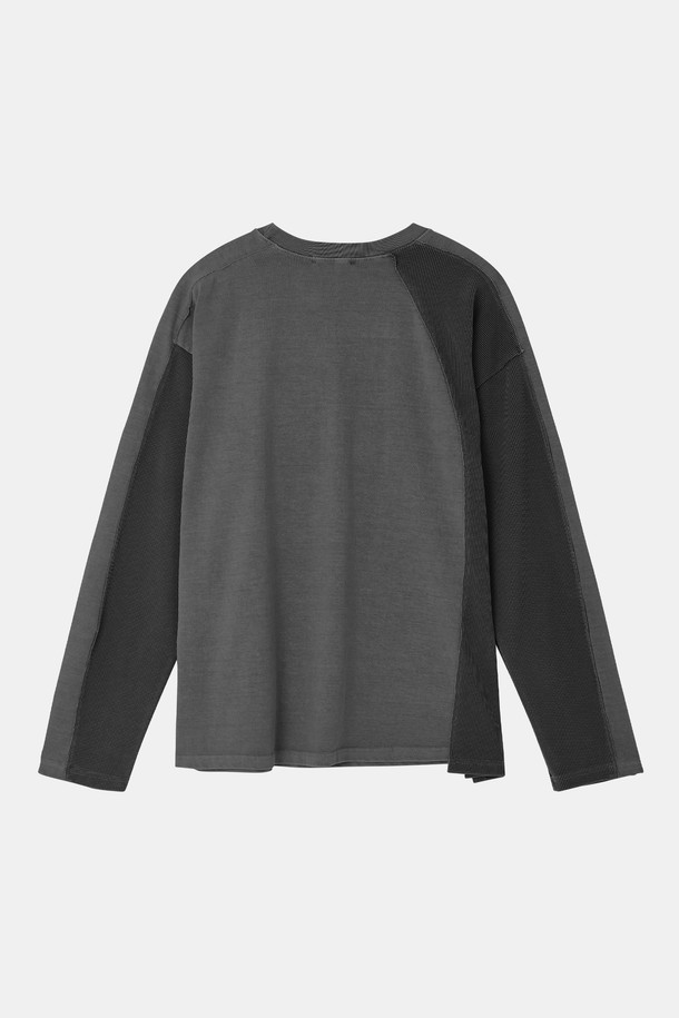 언밸런스 피그먼트 와플 긴팔 티셔츠 CTEE112는 캐주얼과 미니멀 스타일을 모두 만족시키는 공용 긴팔 티셔츠입니다. 부드러운 면 소재에 중간 두께감으로 봄, 가을 간절기에 활용하기 좋으며, 라운드넥 디자인으로 편안한 착용감을 선사합니다. 릴랙스핏으로 편안한 활동성을 보장하며, 언밸런스 디자인과 피그먼트 워싱 디테일이 돋보입니다. 은은한 그레이 컬러와 와플 패턴이 어우러져 베이직하면서도 세련된 스타일을 연출합니다.
