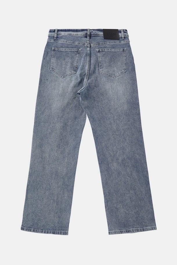 **스트레이트핏 워싱 스판 데님 팬츠 CJN104**는 봄, 여름, 가을 계절에 활용하기 좋은 남성용 데님 팬츠입니다. 캐주얼 및 베이직 스타일을 기반으로, 데이트룩과 출근룩 등 다양한 TPO에 적합합니다. 무지 디자인에 워싱 디테일이 더해져 자연스러운 멋을 연출하며, 스판덱스 혼방으로 편안한 착용감을 제공합니다. 스트레이트핏으로 어떤 상의와도 쉽게 매치하여 미니멀, 클래식 스타일을 완성할 수 있습니다.
