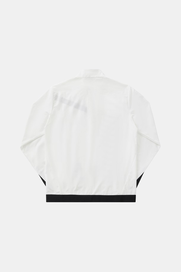 히든 집업 스판 바람막이 점퍼 CJP122는 남녀 공용으로, 봄, 여름, 가을에 활용하기 좋은 캐주얼하고 스포티한 스타일의 바람막이입니다. 무지 디자인에 화이트, 블랙 두 가지 색상으로 출시되었으며, 얇고 가벼운 폴리에스터와 폴리우레탄 혼방 소재로 제작되어 편안한 착용감을 제공합니다. 베이직핏에 허리 밴딩과 히든 포켓 디테일을 더하여 실용성을 높였으며, 방풍 기능으로 스포츠 활동이나 일상생활에서 쾌적하게 착용할 수 있습니다.
