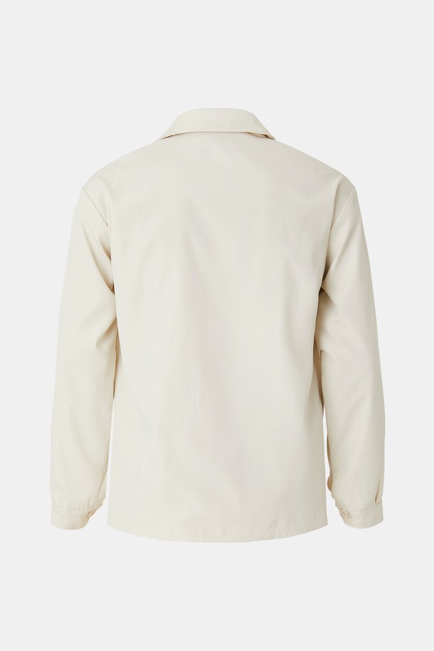 봄 가을에 어울리는 카라넥 체크 집업 점퍼 CJP112입니다. 베이직하고 캐주얼한 스타일로, 블랙과 아이보리 두 가지 색상으로 제공됩니다. 폴리에스터 소재로 제작되어 내구성이 뛰어나며, 봄 소풍룩이나 가을 나들이룩에 적합합니다. 레귤러 기장에 긴 소매, 베이직핏으로 편안하게 착용 가능하며, 이중 지퍼와 플랩 디테일이 돋보입니다. 캐주얼, 미니멀, 클래식한 스타일을 연출하기에 좋습니다.
