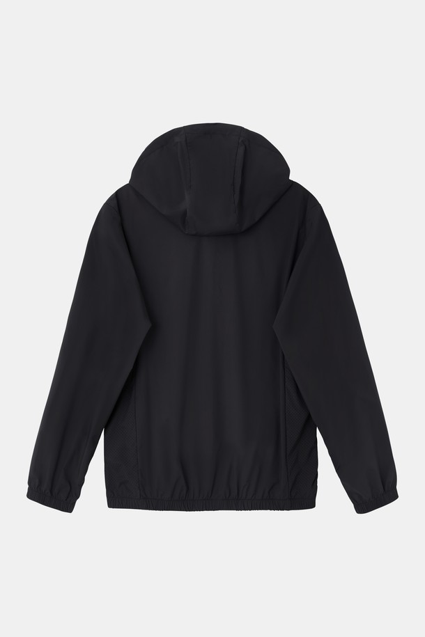 **퀵드라이 러닝 후드 집업 바람막이 CJP123**은 남성용 아우터로, 러닝, 일상, 스포츠 활동에 적합한 바람막이입니다. 네이비와 차콜 두 가지 색상으로 출시되었으며, 봄, 가을 계절에 착용하기 좋습니다. 얇고 부드러운 나일론과 스판덱스 혼방 소재로 제작되어 가볍고 편안한 착용감을 제공하며, 퀵 드라이 기능으로 땀을 빠르게 흡수하고 건조시켜 쾌적함을 유지합니다. 레귤러핏 디자인에 후드 타입, 집업 스타일로 활동성을 높였으며, 사이드 벤틸레이션과 통기성을 갖춰 운동 시에도 쾌적함을 유지합니다. 스포티하고 캐주얼한 스타일을 연출하며, 무지 패턴으로 어떤 옷에도 잘 어울립니다.
