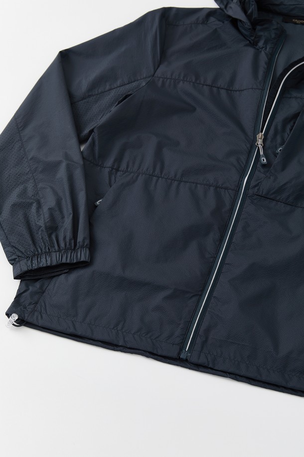 **후드 탈부착 퀵드라이 윈드브레이커 CJP119**는 남성용 아우터로, 봄, 여름, 가을 시즌에 적합한 윈드브레이커입니다. 튼튼한 나일론 소재로 제작되어 방풍 기능과 퀵드라이 기능을 갖춰 쾌적한 착용감을 제공합니다. 데일리웨어와 아웃도어 활동 모두에 활용 가능하며, 베이직하고 스포티한 스타일을 연출합니다. 네이비, 화이트, 다크 그린 세 가지 색상으로 출시되었으며, 탈부착 가능한 후드와 밑단 스트링 디테일로 실용성을 더했습니다. 여행, 산책, 등산 시 편안하고 스타일리시하게 착용할 수 있는 아이템입니다.
