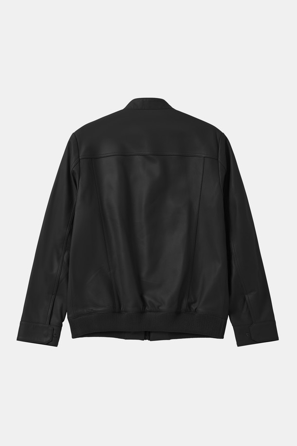 멀티 컬러 솔리드 양가죽 집업 점퍼 CLJP107은 부드러운 이탈리아산 양가죽 소재로 제작되었으며, 베이직핏과 신축성 있는 밑단 시보리 디테일이 특징입니다. 블루, 베이지, 블랙, 네이비 색상으로 제공되는 남성용 레더 점퍼는 봄, 여름, 가을, 겨울 모든 계절에 활용하기 좋습니다. 겉감은 양가죽, 안감은 폴리에스터 100%로 제작되었으며, 솔리드 패턴의 미니멀한 디자인이 돋보이는 집업 스타일의 아우터입니다.
