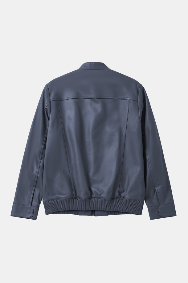 멀티 컬러 솔리드 양가죽 집업 점퍼 CLJP107은 부드러운 양가죽 소재의 남성용 점퍼입니다. 베이직핏 디자인에 블루, 베이지, 블랙, 네이비 멀티 컬러로 구성되었으며, 봄, 가을에 일상복으로 착용하기 좋습니다. 신축성 있는 밑단 시보리 디테일과 폴리에스터 안감이 더해진 레귤러 기장의 긴소매 집업 점퍼입니다.
