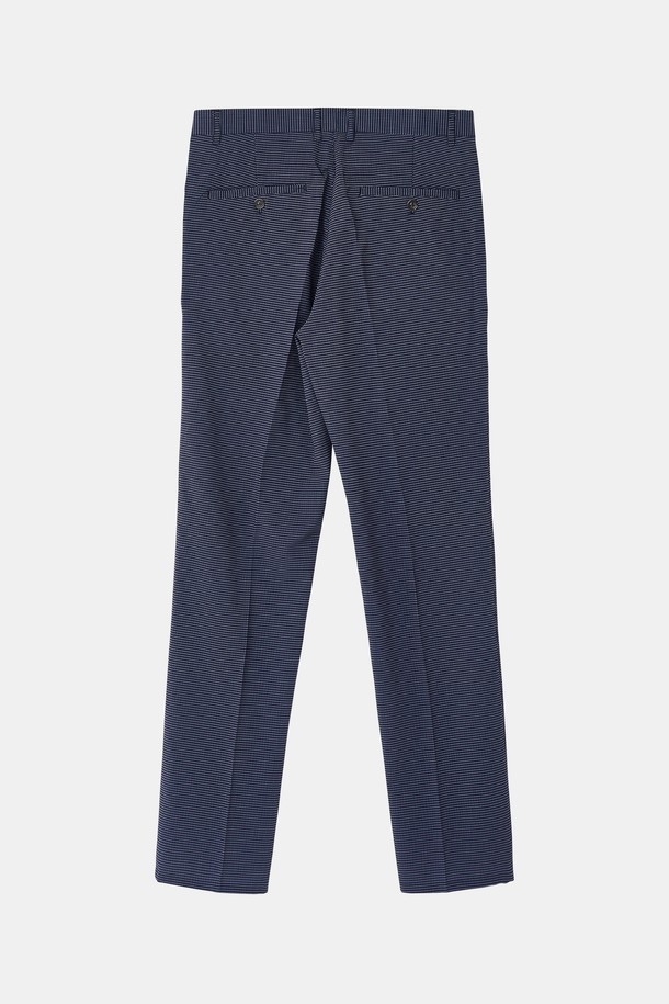 데일리앤 오피스 스판 밴딩 슬랙스 CPT123은 남성을 위한 슬랙스로, 봄, 여름, 가을에 입기 좋습니다. 폴리에스터와 스판덱스 혼방 소재로 제작되었으며, 블루, 네이비 색상으로 출시되었습니다. 히든 밴딩 디자인과 스판 혼방으로 편안한 착용감을 제공하며, 데일리 및 오피스룩으로 활용하기 좋습니다.
