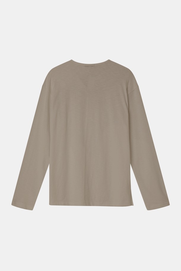 루즈핏 헨리넥 긴팔 티셔츠 CTEE113는 부드러운 면 소재로 제작되어 편안한 착용감을 선사합니다. 심플하고 베이직한 디자인으로, 봄, 가을 두 계절 모두 데일리웨어 또는 이너웨어로 활용하기 좋습니다. 여유로운 루즈핏과 헨리넥 디자인이 편안하면서도 스타일리시한 분위기를 연출하며, 블랙, 네이비, 화이트, 베이지 4가지 기본 컬러로 출시되었습니다. 집콕룩, 산책룩 등 다양한 TPO에 맞춰 미니멀, 캐주얼, 클래식 스타일을 연출할 수 있는 활용도 높은 아이템입니다.
