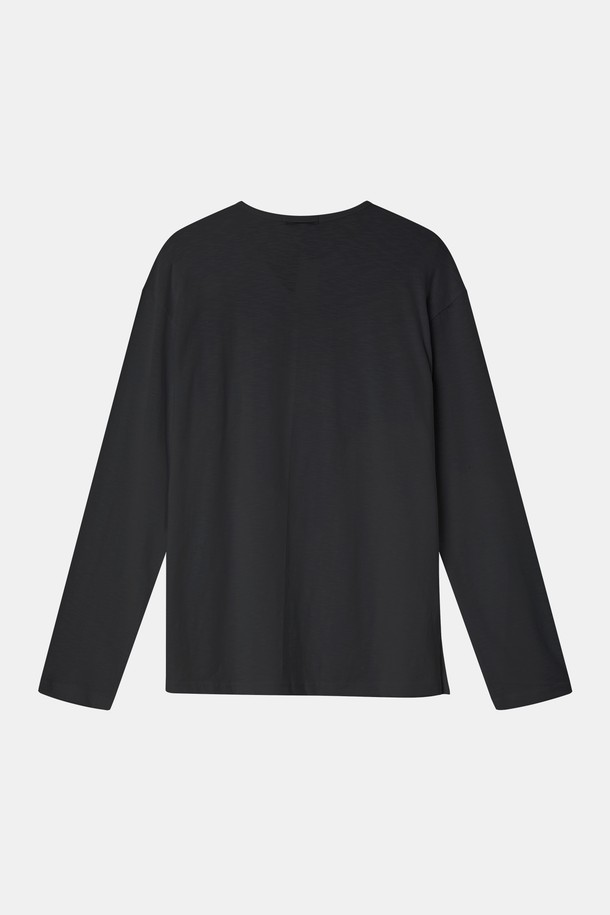 루즈핏 헨리넥 긴팔 티셔츠 CTEE113는 데일리웨어로 활용하기 좋은 공용 티셔츠입니다. 부드러운 면 소재로 제작되어 편안한 착용감을 선사하며, 봄, 여름, 가을, 겨울 사계절 모두 활용 가능합니다. 베이직 스타일의 무지 디자인에 헨리넥 디테일이 더해져 미니멀, 캐주얼, 클래식한 스타일을 연출할 수 있습니다. 루즈핏과 긴소매 기장으로 편안함과 스타일을 동시에 잡았으며, 화이트, 베이지, 블랙, 네이비 4가지 색상으로 만나보세요.
