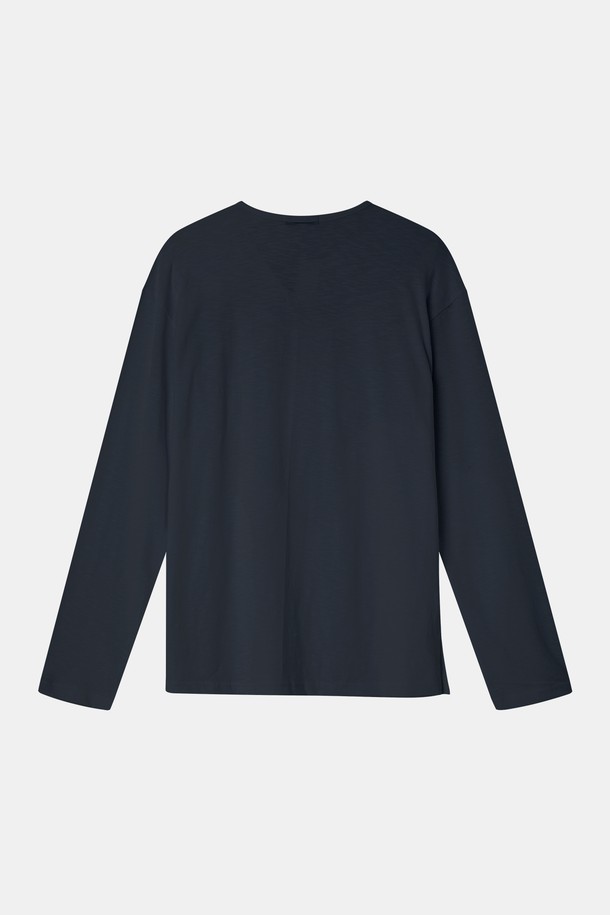 루즈핏 헨리넥 긴팔 티셔츠 CTEE113은 베이직하고 심플한 스타일의 공용 티셔츠입니다. 면 소재로 제작되어 부드러운 촉감을 선사하며, 봄, 가을 계절에 적합합니다. 헨리넥 디자인과 긴소매, 루즈핏으로 편안한 착용감을 제공하며, 데일리웨어로 활용하기 좋습니다. 화이트, 베이지, 블랙, 네이비 4가지 색상으로 출시되어 다양한 스타일에 매치하기 용이합니다. 미니멀, 클래식, 캐주얼 등 폭넓은 스타일을 소화할 수 있는 아이템입니다.
