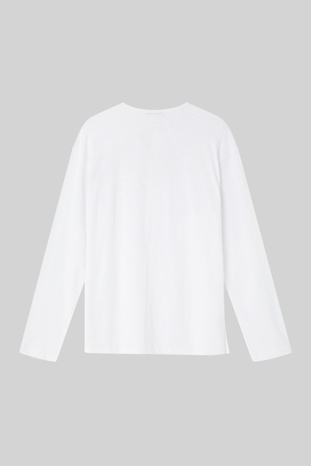 루즈핏 헨리넥 긴팔 티셔츠 CTEE113는 베이직하고 심플한 스타일의 공용 티셔츠입니다. 면 소재로 제작되어 부드럽고 가벼운 촉감을 선사하며, 봄, 가을에 데일리 또는 이너로 활용하기 좋습니다. 헨리넥 디자인과 루즈핏으로 편안한 착용감을 제공하며, 화이트, 베이지, 블랙, 네이비 등 4가지 컬러로 출시되었습니다. 집콕룩, 출근룩 등 다양한 TPO에 맞춰 미니멀, 캐주얼, 클래식 스타일을 연출할 수 있습니다. 이너 또는 단독으로 착용하여 다양한 스타일을 연출해 보세요.
