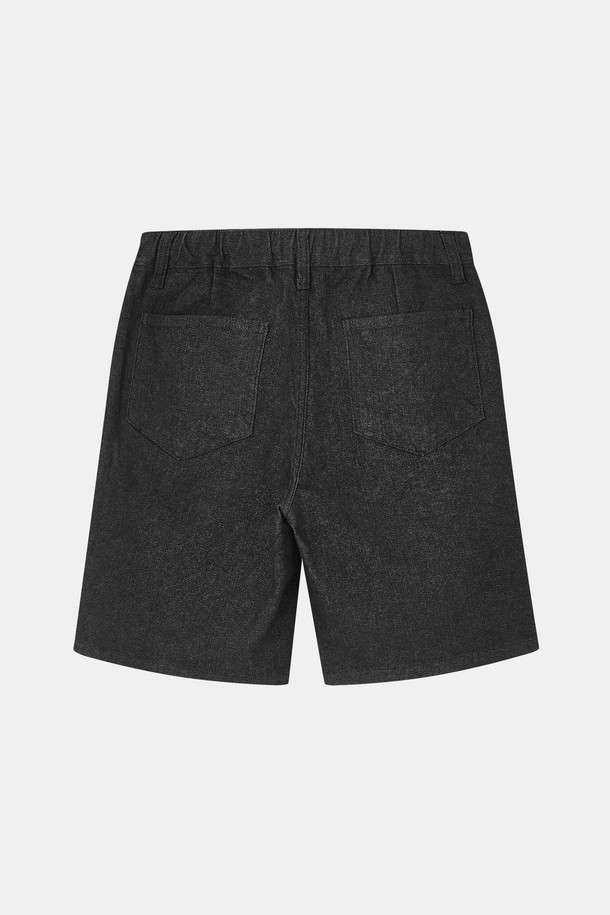 베이직 스판 밴딩 데님 반바지 CSPT101은 남성용 데님 반바지로, 블랙, 인디고, 라이트블루 세 가지 색상으로 제공됩니다. 면, 폴리에스터, 스판덱스 혼방 소재로 제작되어 신축성이 뛰어나 편안한 착용감을 선사하며, 봄, 여름, 가을, 겨울 사계절 모두 활용 가능합니다. 레귤러핏에 원턱 주름, 사선 주머니 디자인이 더해져 캐주얼하면서도 베이직한 스타일을 연출하며, 히든 밴딩 처리로 편안함과 깔끔함까지 갖춘 데님 반바지입니다.
