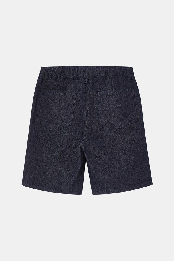 베이직 스판 밴딩 데님 반바지 CSPT101은 남성을 위한 캐주얼 스타일의 데님 반바지입니다. 블랙, 인디고, 라이트 블루 세 가지 색상으로 출시되었으며, 봄, 여름, 가을, 겨울 사계절 모두 활용 가능합니다. 허리 히든 밴딩과 원턱 주름 디테일, 사선 주머니, 뛰어난 신축성으로 편안한 착용감을 제공하는 레귤러핏 반바지입니다.
