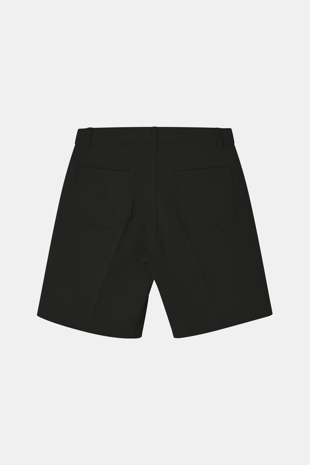 베이직 사방스판 밴딩 코튼 반바지 CSPT102는 남성용으로, 여름철 일상에서 편안하게 입을 수 있는 캐주얼 스타일의 반바지입니다. 면과 스판덱스 혼방 소재로 제작되어 부드러운 촉감과 뛰어난 신축성을 자랑하며, 사방스판 기능으로 활동성을 높였습니다. 블랙, 라이트 그레이, 아이보리, 모카 브라운 4가지 색상으로 제공되며, 밴딩 허리와 사선 주머니, 원턱 디테일이 특징인 레귤러핏 디자인입니다.
