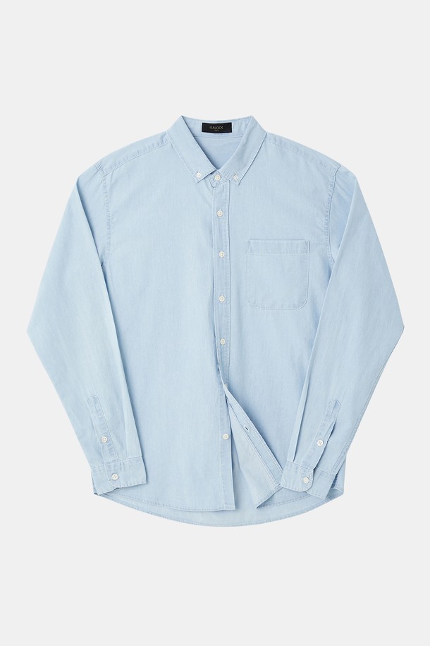 **봄여름 베이직 청 남방 CSH102**는 남성용 상의로, 봄과 여름에 적합한 얇은 두께의 루즈핏 셔츠입니다. 라이트블루와 블루 두 가지 색상으로 출시되었으며, 면 소재의 무지 디자인에 가슴 포켓과 소매 버튼 디테일이 돋보입니다. 차이나칼라와 긴 소매 기장으로 캐주얼하면서도 베이직한 스타일을 연출하며, 신축성은 없습니다.
