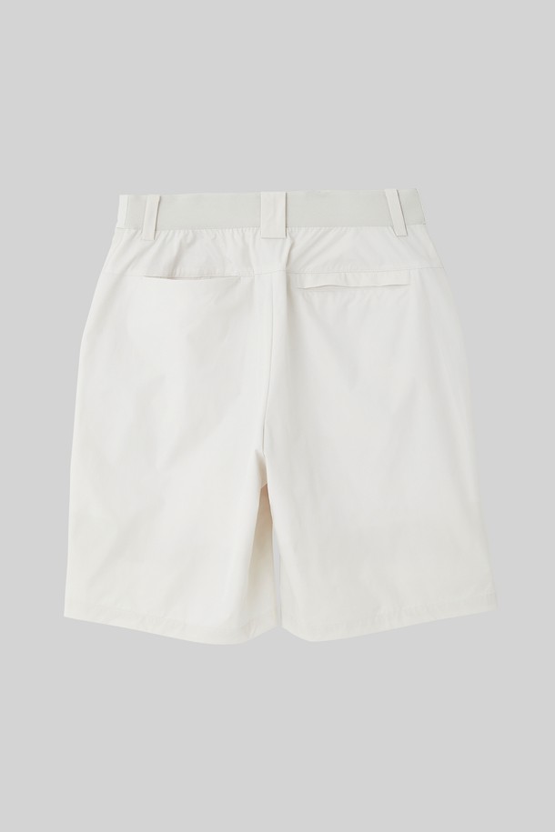 남성용 와이드 포켓 아이스 밴딩 반바지 CSPT105는 폴리에스터 소재로 제작되어 봄, 여름, 가을, 겨울에 모두 착용 가능하며, 베이지, 네이비, 민트 색상으로 출시되었습니다. 전면 와이드 포켓과 사선 포켓이 특징이며, 내구성 있는 플리 원단을 사용하여 편안한 착용감과 세탁 편리성을 제공합니다. 밴딩 처리된 와이드핏/레귤러핏 디자인으로 일상에서 스포티한 무드를 연출할 수 있습니다.
