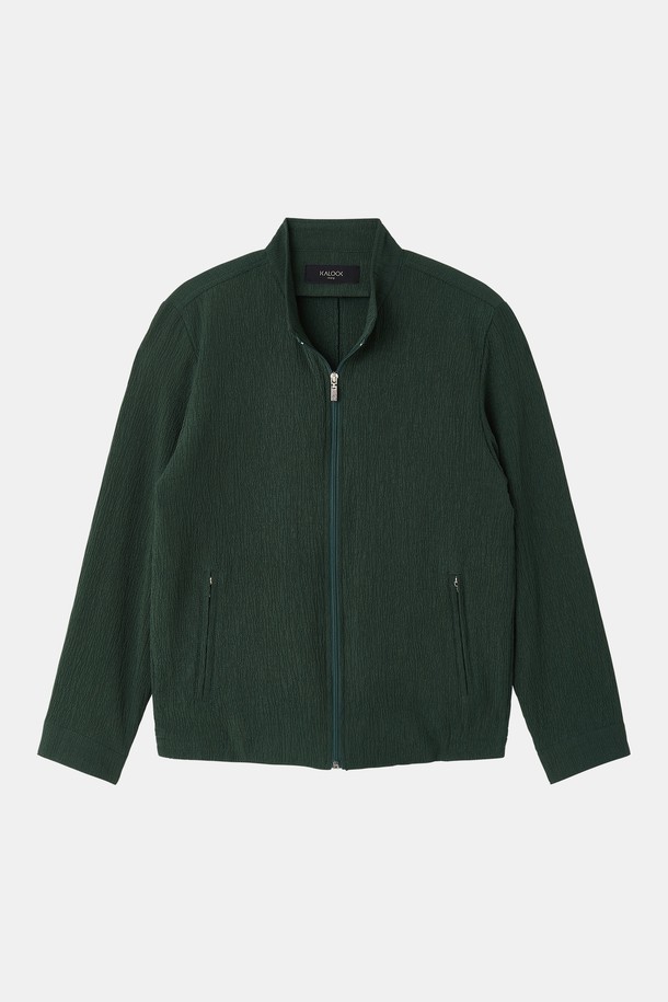 네이비와 그린 컬러로 제공되는 플리츠 집업 가디건 CJP127은 간절기에 활용하기 좋은 남성용 아우터입니다. 부드러운 촉감의 폴리에스테르와 레이온 혼방 소재, 레귤러핏으로 편안한 착용감을 선사하며, 히든 지퍼와 내부 포켓 디테일로 실용성을 더했습니다. 베이직하고 캐주얼한 스타일의 플리츠 디자인, 긴 소매와 중간 두께감으로 봄, 가을 일상에서 폭넓게 활용할 수 있습니다.
