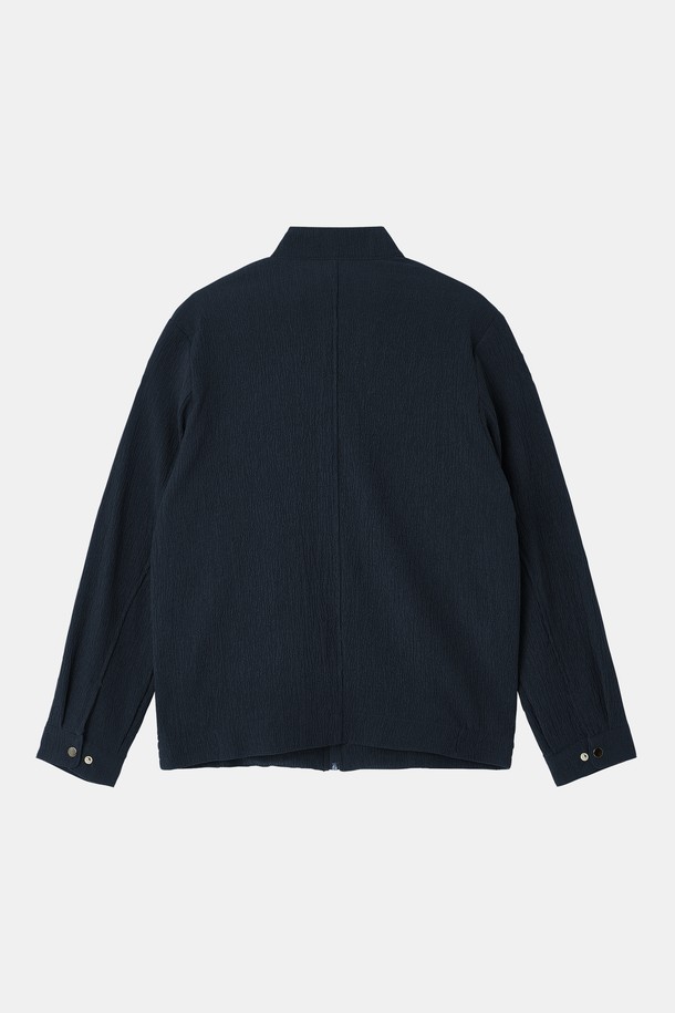 남성용 플리츠 집업 가디건 CJP127은 봄, 가을에 입기 좋은 캐주얼 스타일의 아우터입니다. 네이비, 그린 색상으로 제공되며 폴리에스터, 레이온 혼방 소재로 제작되어 부드러운 촉감을 자랑하고 플리스 패턴이 돋보입니다. 하든 타입 지퍼, 포켓 디테일, 안쪽 포켓 등의 특징과 폴리에스터 안감으로 실용성을 더했으며, 캐주얼핏의 레귤러 기장, 긴소매 디자인으로 편안하게 착용할 수 있습니다.
