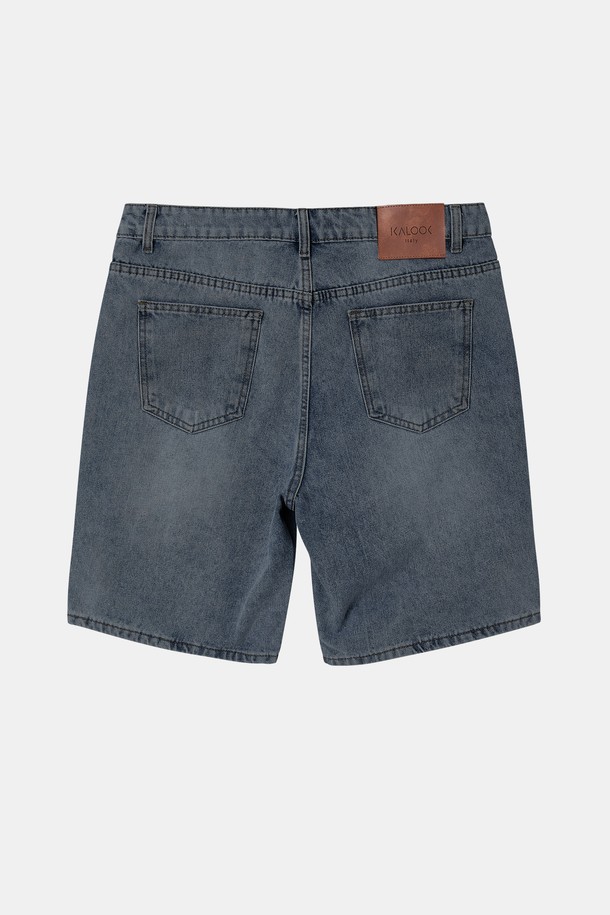 베이직 워싱 청 반바지 CSPT106은 남성을 위한 캐주얼 스타일의 청반바지입니다. 라이트블루, 그레이, 딥블루 세 가지 컬러로 출시되었으며, 면과 폴리우레탄 혼방 소재로 제작되어 편안한 착용감을 제공합니다. 레귤러핏으로 제작되었으며, 워싱 처리와 포켓 라인 디테일, 가죽 패치 포인트가 특징이며 약간의 신축성이 있어 활동성을 높였습니다.
