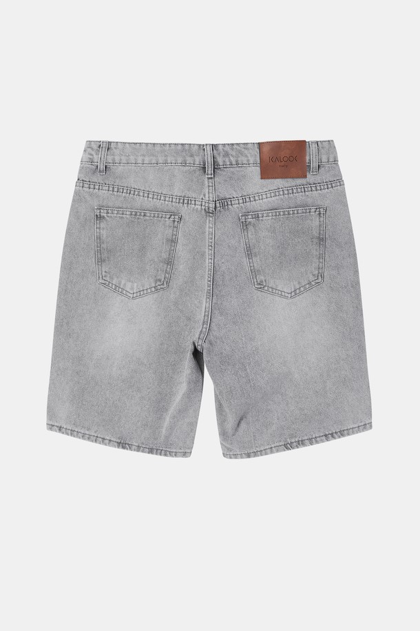 남성용 베이직 워싱 청 반바지 CSPT106입니다. 라이트블루, 그레이, 딥블루 세 가지 색상으로 출시되었으며, 은은한 워싱 처리와 포켓 라인 디테일, 가죽 패치 장식이 돋보이는 캐주얼한 디자인입니다. 내구성이 좋은 데님 소재로 제작되어 사계절 내내 데일리룩으로 활용하기 좋으며, 슬림핏, 레귤러핏, 와이드핏, 일자핏 중 원하는 핏을 선택할 수 있습니다.
