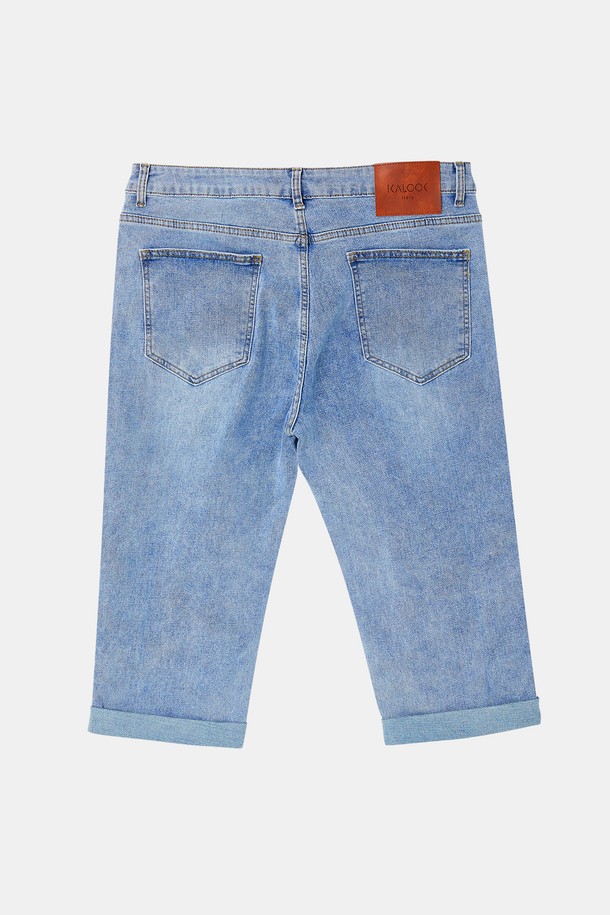 7부 워싱 스판 데님 팬츠 CSPT107은 캐주얼하고 베이직한 스타일의 남성용 데님 팬츠입니다. 라이트 블루, 블루, 딥 블루 세 가지 색상으로 출시되어 다양한 상의와 매치하기 좋으며, 은은한 워싱 처리와 포켓 라인 디테일, 가죽 패치 포인트로 디자인 포인트를 더했습니다. 면과 스판덱스 혼방 소재로 제작되어 신축성이 우수하며, 7부 기장으로 봄, 여름철 활동적인 착용감을 선사합니다.
