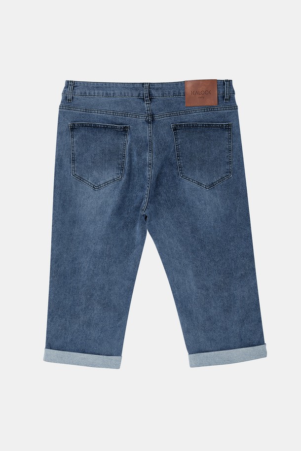 7부 워싱 스판 데님 팬츠 CSPT107는 남성용으로, 캐주얼한 일상 스타일을 연출하기에 적합합니다. 라이트 블루, 블루, 딥 블루 세 가지 색상으로 출시되었으며, 면과 스판 소재 혼방으로 제작되어 편안한 착용감을 제공합니다. 일자핏에 7부 기장으로 디자인되었으며 워싱 처리와 포켓 라인 디테일, 가죽 패치로 포인트를 더했습니다.
