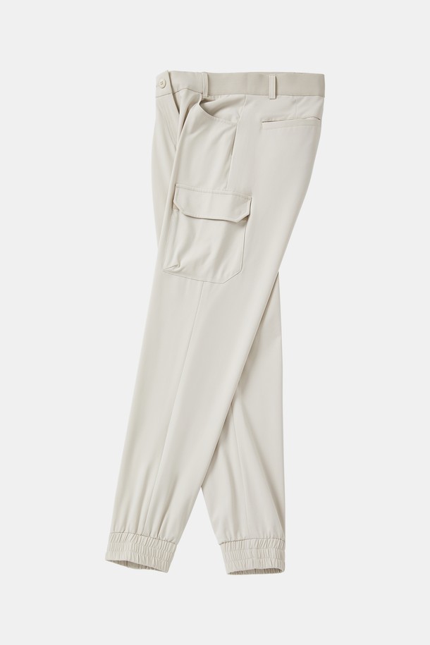 베이직한 컬러감의 여성 쿨링 밴딩 스판 조거 팬츠입니다. 부드러운 촉감의 폴리에스터와 폴리우레탄 혼방 소재로 제작되어 편안한 착용감을 선사하며, 릴랙스 핏과 밴딩 허리, 스판 신축성으로 활동성을 높였습니다. 캐주얼, 스포티 스타일의 조거 핏 긴바지로, 카고 포켓 디테일이 돋보여 일상 및 야외 활동에 활용하기 좋습니다.
