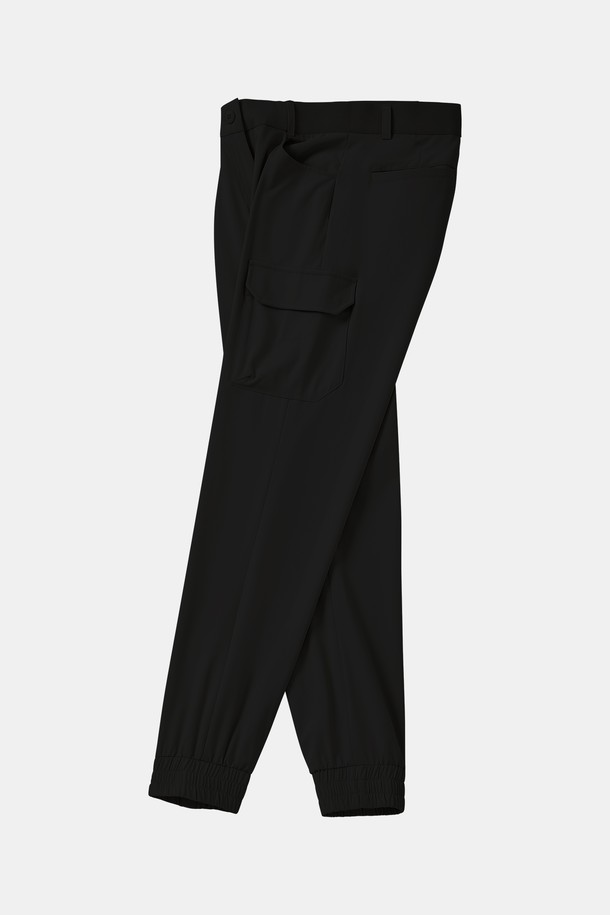 베이지와 네이비 두 가지 색상으로 출시된 여성 쿨링 밴딩 스판 조거 팬츠입니다. 봄, 여름, 가을 모든 계절에 활용 가능한 슬림핏 긴바지로, 폴리에스터와 폴리우레탄 혼방 소재로 제작되어 신축성 있는 착용감을 제공합니다. 아웃도어 활동뿐만 아니라 일상복으로도 활용하기 좋은 캐주얼 스타일의 카고 포켓 디테일이 돋보이는 조거 팬츠입니다.
