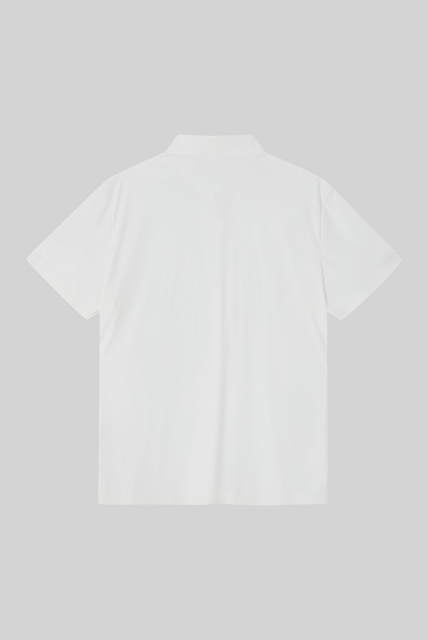 데일리앤 골프 퀵드라이 스판 카라 반팔티 CSTEE116는 골프, 일상, 야외활동 등 다용도로 활용 가능한 공용 상의입니다. 화이트와 네이비 두 가지 색상으로 출시되었으며, 봄, 여름, 가을, 겨울 사계절 모두 착용 가능합니다. 땀을 빠르게 흡수하고 건조시키는 속건 기능과 냉감 기능이 적용되었으며, 베이직핏의 무지 디자인에 리플렉티브 디테일로 포인트를 더했습니다.
