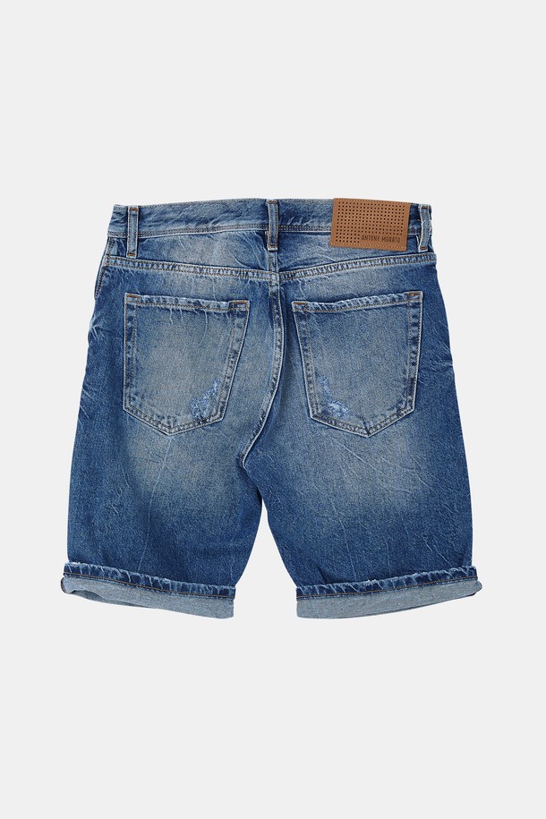 데미지 포인트 청 반바지 CSPT109는 여름철 캐주얼 스타일을 완성하는 슬림핏 반바지입니다. 면과 데님 소재로 제작되어 내구성이 뛰어나며, 워싱 및 데미지 디테일이 돋보입니다. 금속 리벳 장식, 허리 가죽패치 스티치, 버튼형 여밈으로 포인트를 더했으며, 지퍼 수선이 가능합니다.
