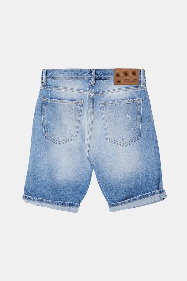 라이트 블루 컬러의 디스트로이드 디테일이 돋보이는 캐주얼 청반바지입니다. 데님과 면 혼방 소재로 제작되어 편안한 착용감을 선사하며, 조거핏 디자인으로 활동성을 높였습니다. 금속 리벳, 허리 가죽 패치, 디스트로이드 디테일 부분 안쪽 이중덧댐, 버튼형 디자인으로 포인트를 더한 여름철 필수 아이템입니다.
