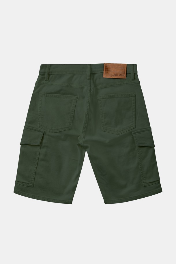 워크 스판 카고 반바지 CSPT111는 남성용 여름 반바지입니다. 부드러운 촉감의 면, 폴리우레탄 혼방 소재로 제작되었으며, 와이드핏에 얇은 두께로 시원하게 착용할 수 있습니다. 캐주얼, 미니멀, 워크웨어 스타일을 모두 소화하며, 일상, 캐주얼 무드로 연출하기 좋습니다. 화이트, 올리브 두 가지 색상으로 출시되었으며, 카고 포켓, 금속 리벳, 히든 포켓, 가죽 패치, 버튼 디자인 등 다양한 디테일을 더했습니다. 신축성 있는 스판 혼방 원단으로 편안한 착용감을 선사합니다.
