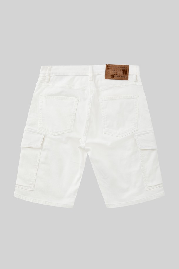 워크 스판 카고 반바지 CSPT111는 여름철 캐주얼 스타일을 완성하는 데 적합한 반바지입니다. 부드러운 촉감의 면, 폴리우레탄 혼방 소재로 제작되어 편안한 착용감을 제공하며, 신축성이 뛰어나 활동성을 높였습니다. 와이드 핏과 루즈핏 디자인으로 편안함을 강조하고, 카고 포켓 디테일로 실용성을 더했습니다. 화이트, 올리브 두 가지 색상으로 출시되었으며, 히든 포켓, 포켓 금속 리벳, 뒷면 허리 가죽 패치 등의 특징으로 미니멀하면서도 워크웨어 무드를 연출합니다. 동네 마실룩, 여행룩, 휴가룩 등 다양한 TPO에 활용하기 좋습니다.
